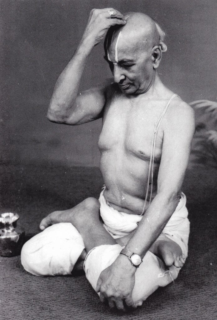 Krishnamacharya praktykuje adhyatmika kramę